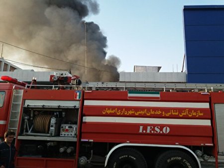 حریق درانبار لوازم یدکی خودرو دراصفهان/ اعزام نیروهای ۹ ایستگاه حریق درانبار لوازم یدکی خودرو دراصفهان/ اعزام نیروهای ۹ ایستگاه