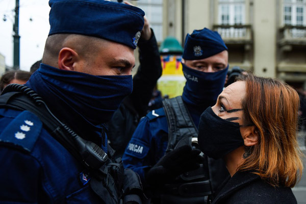 غوغای دستمال توالت در انگلیس! / نجات از زیر آوار 24 بعد از زلزله (تصاویر) غوغای دستمال توالت در انگلیس! / نجات از زیر آوار 24 بعد از زلزله (تصاویر)