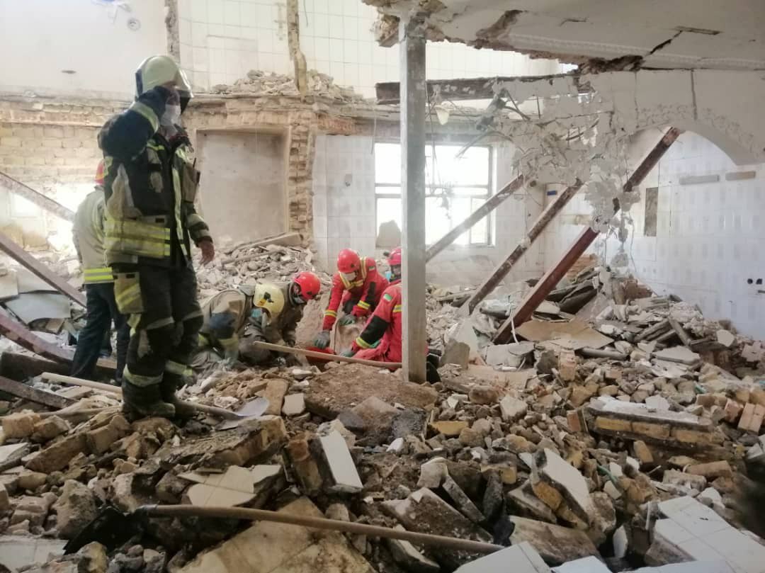 سقف خانه روی سر کارگر خراب شد سقف خانه روی سر کارگر خراب شد