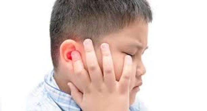 وزوز گوش یکی از اختلالات دستگاه شنوایی است که فرد را از نظر روانی و جسمانی درگیر خود می‌کند؛ وزوز گوش به شکل صدا‌های مختلف مانند وزوز، خش‌خش، غرش، زنگ یا سوت، باد و همهمه بروز پیدا می‌کند که این صدا‌ها می‌توانند دائمی یا مقطعی باشند.