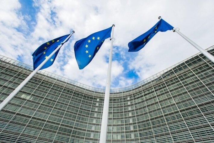 کمیسیون اتحادیه اروپا از گوگل، فیس بوک، آمازون، علی بابا و پلتفرم های آنلاین دیگر خواسته با همکاری یکدیگر از کلاهبرداری های اینترنتی مرتبط با شیوع ویروس کرونا از مشتریان جلوگیری کنند.