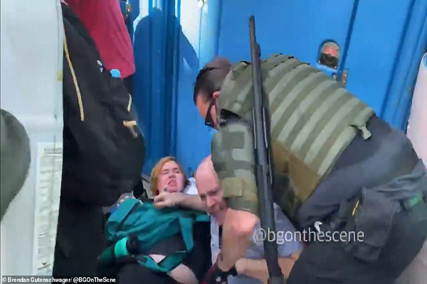 نزاع و کتک کاری در سرتاسر آمریکا!  (گزارش تصویری) نزاع و کتک کاری در سرتاسر آمریکا!  (گزارش تصویری)