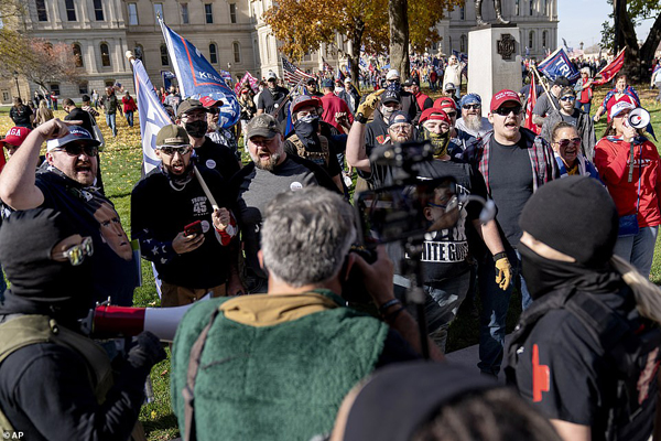 نزاع و کتک کاری در سرتاسر آمریکا!  (گزارش تصویری) نزاع و کتک کاری در سرتاسر آمریکا!  (گزارش تصویری)