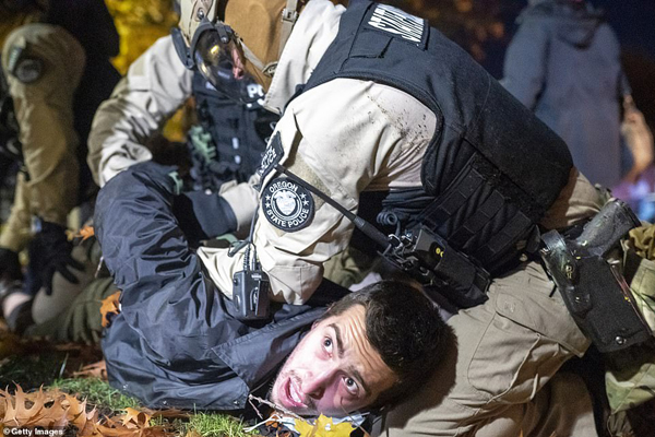 نزاع و کتک کاری در سرتاسر آمریکا!  (گزارش تصویری) نزاع و کتک کاری در سرتاسر آمریکا!  (گزارش تصویری)