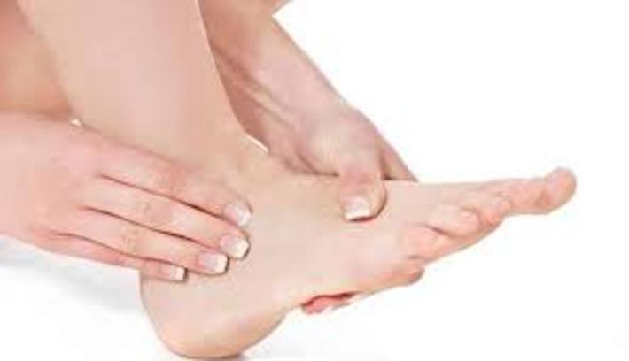 بی‌حسی در پاها ممکن است ناشی از عوامل متعددی مانند نشستن طولانی‌مدت در یک وضعیت، آسیب‌های عصبی و یا دیابت باشد.