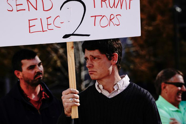 حال روز نزار و پریشان هواداران ترامپ / گریه در مقابل خانه ای که نابود شد (تصاویر) حال روز نزار و پریشان هواداران ترامپ / گریه در مقابل خانه ای که نابود شد (تصاویر)