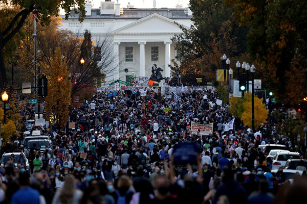 حال روز نزار و پریشان هواداران ترامپ / گریه در مقابل خانه ای که نابود شد (تصاویر) حال روز نزار و پریشان هواداران ترامپ / گریه در مقابل خانه ای که نابود شد (تصاویر)
