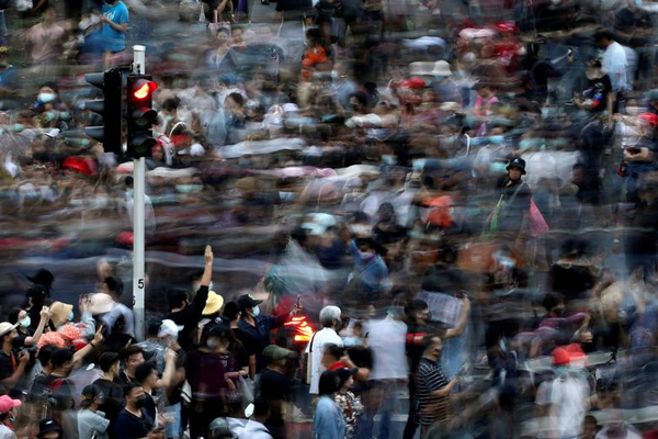 حال روز نزار و پریشان هواداران ترامپ / گریه در مقابل خانه ای که نابود شد (تصاویر) حال روز نزار و پریشان هواداران ترامپ / گریه در مقابل خانه ای که نابود شد (تصاویر)