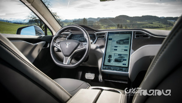 مروری بر نقش نمایشگرهای بزرگ در خودروها؛ آپشنی جذاب یا عامل حواس‌پرتی راننده؟+عکس