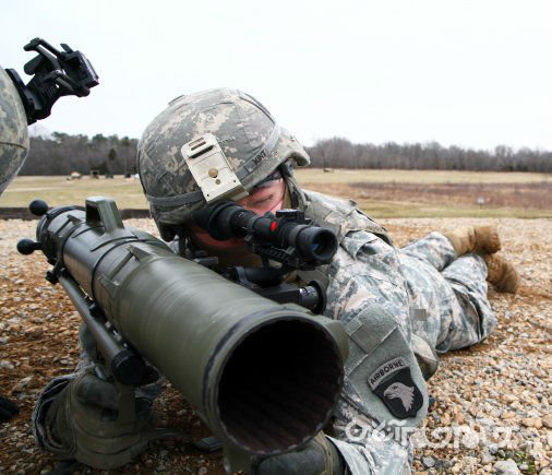 کارل گوستاو؛ توپ بدون لگد ارتش ایالات متحده مجهز به موشکی جدید با قابلیت هدایت لیزری+عکس