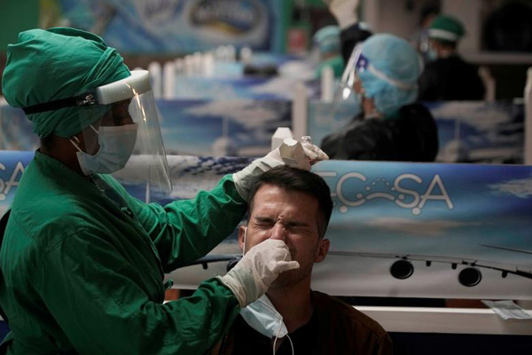 عملیات فرار از کشت و کشتار / تاکسی روی پوزه سگ (تصاویر) عملیات فرار از کشت و کشتار / تاکسی روی پوزه سگ (تصاویر)