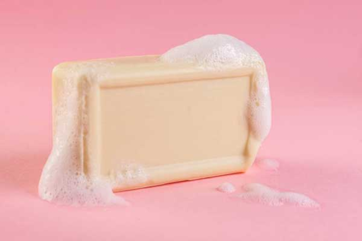 صابون ها انواع مختلفی دارند که هر فردی باید صابون مناسب پوستش را انتخاب کند و در نگهداری و استفاده از صابون نکاتی را رعایت کند تا سلامت پوست حفظ شود.