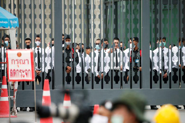 پناهگاهی به نام مدرسه / انتقال اجساد به تریلرهای یخچال دار (تصاویر) پناهگاهی به نام مدرسه / انتقال اجساد به تریلرهای یخچال دار (تصاویر)