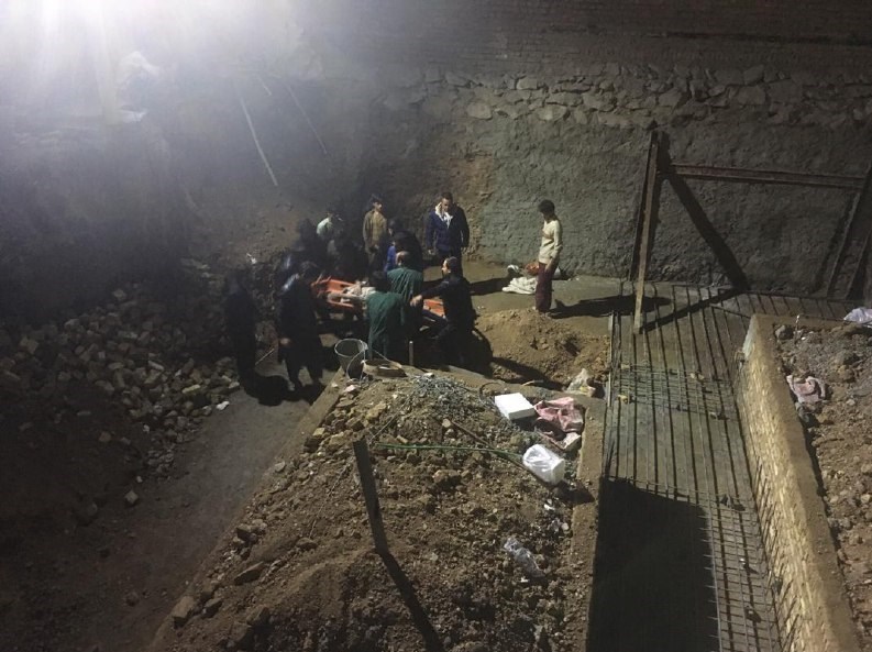 ریزش آوار بر سر ۳ کارگر در محل گودبرداری شده