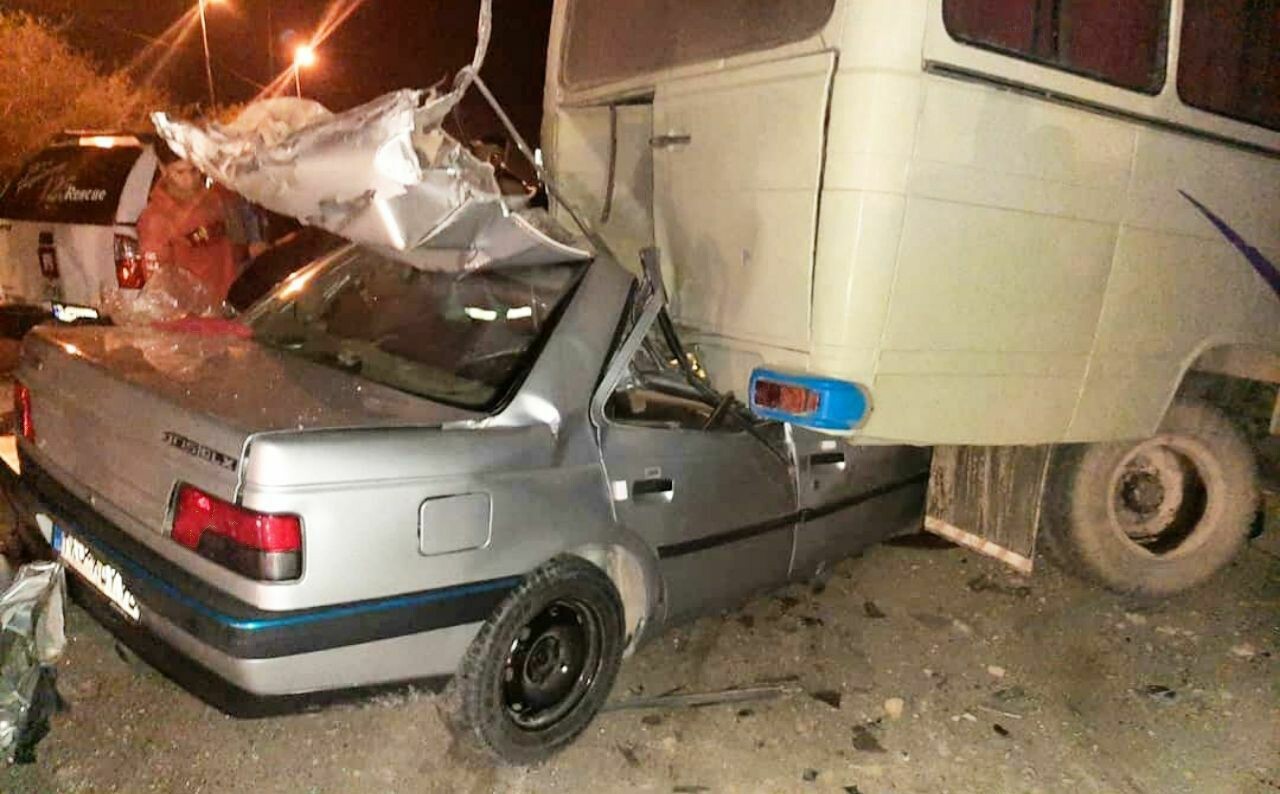 برخورد مرگبار پژو با مینی بوس در محور سیرجان _ نجف شهر برخورد مرگبار پژو با مینی بوس در محور سیرجان _ نجف شهر