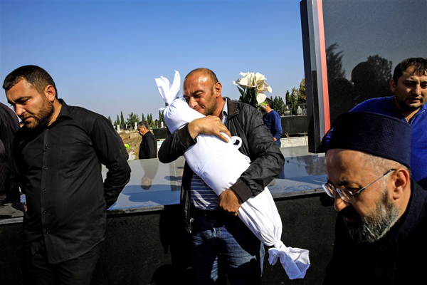 دور دنیا در قاب تصاویر؛ فرار از دست فیل غول پیکر!