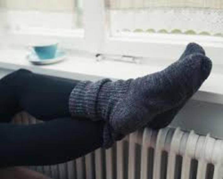 احساس این عارضه در روز‌های گرم می‌تواند نشانه‌ای از بیماری باشد. این احساس سردی گاهی حتی با پوشاندن پا‌ها هم رفع‌شدنی نیست. زنان، چون تراکم کلی چربی و عضلات‌شان کمتر ازمردان است، جریان خون در دست و پای آن‌ها هم کمتر است و سردی پا در آن‌ها شایع‌تر است.
