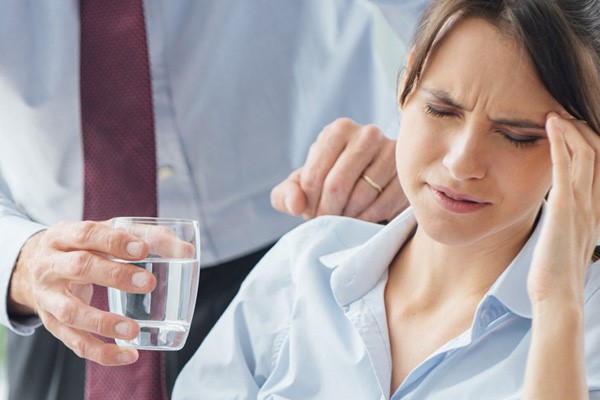 این حالات نگران کننده بدن نشانه کمبود آب است این حالات نگران کننده بدن نشانه کمبود آب است