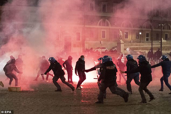 دور دنیا در قاب تصاویر؛ بوقلمون ها روی دست ماند! دور دنیا در قاب تصاویر؛ بوقلمون ها روی دست ماند!