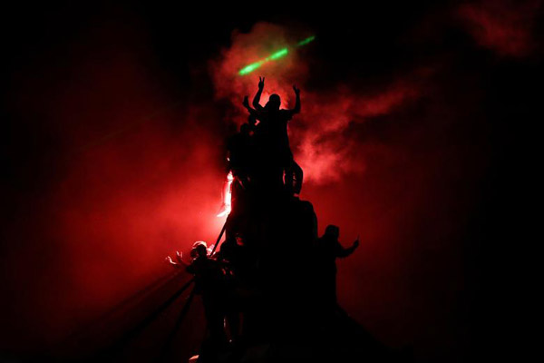 دور دنیا در قاب تصاویر؛ عملیات کشتن زنبورهای قاتل دور دنیا در قاب تصاویر؛ عملیات کشتن زنبورهای قاتل