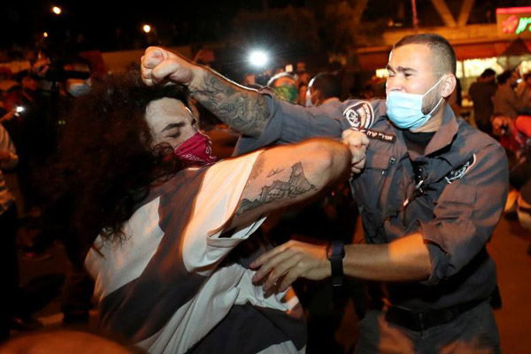 دور دنیا در قاب تصاویر؛ عملیات کشتن زنبورهای قاتل دور دنیا در قاب تصاویر؛ عملیات کشتن زنبورهای قاتل