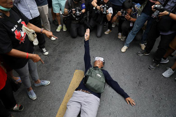 دور دنیا در قاب تصاویر؛ عملیات کشتن زنبورهای قاتل دور دنیا در قاب تصاویر؛ عملیات کشتن زنبورهای قاتل