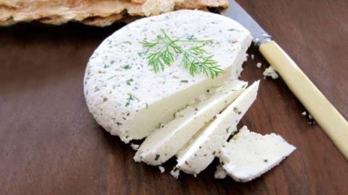 اگر جزء افرادی هستید که به استفاده از پنیر تازه با رنگ و بوی فوق‌العاده‌ی آن علاقه‌مندید، باید روش‌های نگهداری از پنیر و ظروف مناسب برای نگهداری آن را نیز بشناسید.