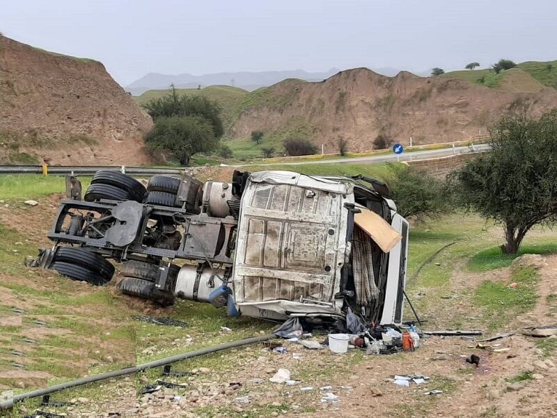 واژگونی تریلر در جاده سروآباد یک کشته برجای گذاشت. واژگونی تریلر در جاده سروآباد یک کشته برجای گذاشت.