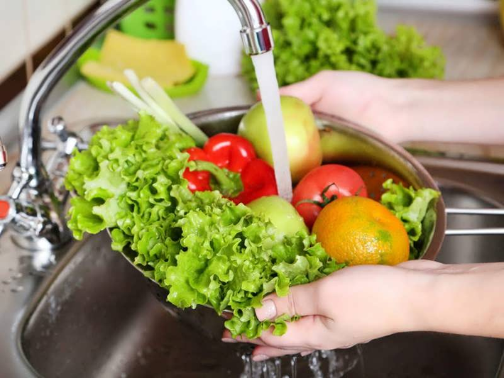 سبزیجات یکی از بزرگترین دسته هایی است که در سبد غذایی خانواده ها قرار دارد. اما قبل از استفاده سبزیجات باید بدانید که شستن سبزیجات 4 مرحله مهم دارد که باید بدانید.