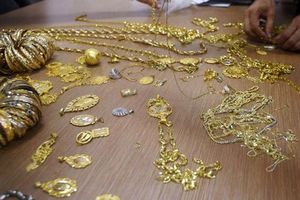 دستگیری سارق طلاهای زنان سالمند با ۳۲ فقره سرقت در سبزوار دستگیری سارق طلاهای زنان سالمند با ۳۲ فقره سرقت در سبزوار