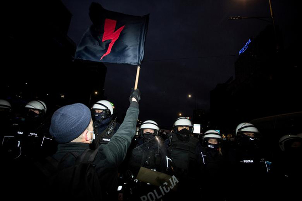 معترضانی که اتومبیل آتش می زنند (تصاویر) معترضانی که اتومبیل آتش می زنند (تصاویر)