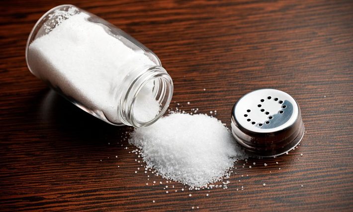 نمک یا کلرید سدیم ، ماده معدنی است که به طور طبیعی در دریاها و در رسوبات زیرزمینی یافت می شود. این یک ترکیب شیمیایی یونی با فرمول NaCl است. این بدان معناست که برای هر گرم نمک ، تقریباً 40 درصد (39.337٪) سدیم (Na) و بیش از 60٪ (60.663٪) کلر (Cl) است.
