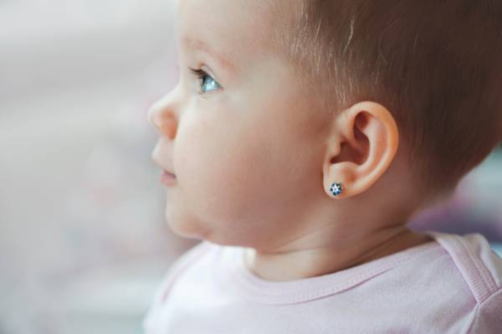 مادرانی که قصد سوراخ کردن گوش فرزندشان را دارند باید در زمان و سن مناسب کودک این کار را انجام دهند زیرا عوارضی برای سلامت گوش نوزادان دارد.
