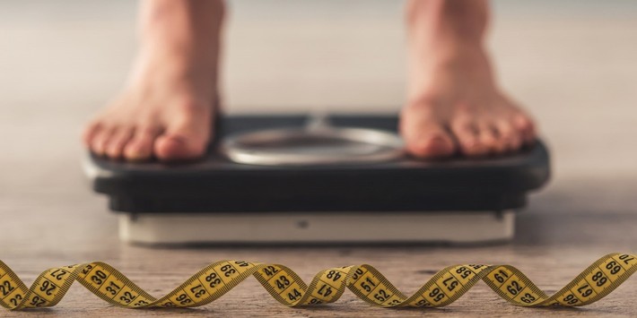 اصل اساسی کاهش وزن - کم خوردن و ورزش بیشتر - برای همه مفید نیست. به نظر می رسد برای برخی افراد مهم نیست که چه می خورند و چه مقدار کار می کنند ، آنها فقط نمی توانند وزن کم کنند.توانایی کاهش وزن پیچیده تر از دستیابی به توازن انرژی مناسب است.برخی از داروها ، شرایط سلامتی و گزینه های غذایی ، افزایش وزن را آسان می کنند.