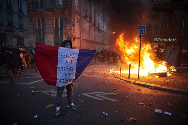 گوزن های گرسنه در تعقیب عابران پیاده / بیمار کرونایی در آغوش پزشک (تصاویر) گوزن های گرسنه در تعقیب عابران پیاده / بیمار کرونایی در آغوش پزشک (تصاویر)