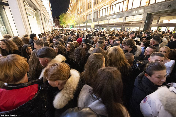 اتفاق مشابه تهران، اینبار در لندن! (تصاویر) اتفاق مشابه تهران، اینبار در لندن! (تصاویر)