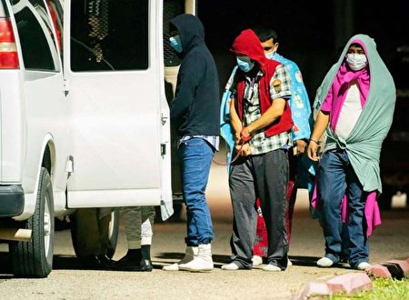 نجات ۲۶ زن و مرد از دست قاچاقچیان انسان نجات ۲۶ زن و مرد از دست قاچاقچیان انسان