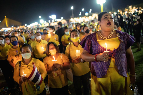 شیطان و فرشته در خیابان / دیدار با همسر از پشت کاور پلاستیکی (تصاویر)  شیطان و فرشته در خیابان / دیدار با همسر از پشت کاور پلاستیکی (تصاویر)