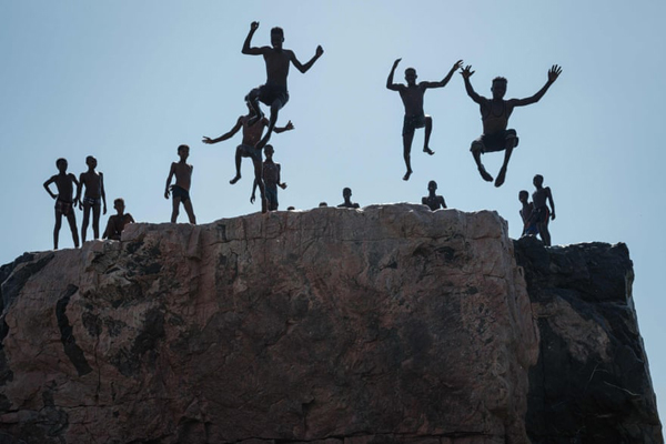 شیطان و فرشته در خیابان / دیدار با همسر از پشت کاور پلاستیکی (تصاویر)  شیطان و فرشته در خیابان / دیدار با همسر از پشت کاور پلاستیکی (تصاویر)