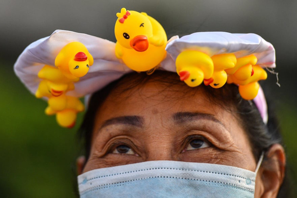 شیطان و فرشته در خیابان / دیدار با همسر از پشت کاور پلاستیکی (تصاویر)  شیطان و فرشته در خیابان / دیدار با همسر از پشت کاور پلاستیکی (تصاویر)