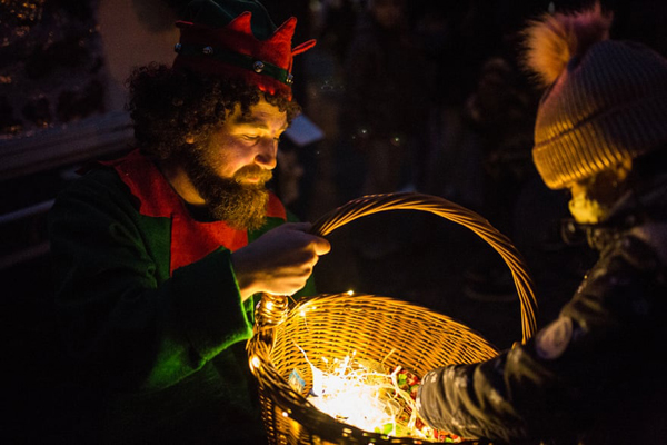 شیطان و فرشته در خیابان / دیدار با همسر از پشت کاور پلاستیکی (تصاویر)  شیطان و فرشته در خیابان / دیدار با همسر از پشت کاور پلاستیکی (تصاویر)