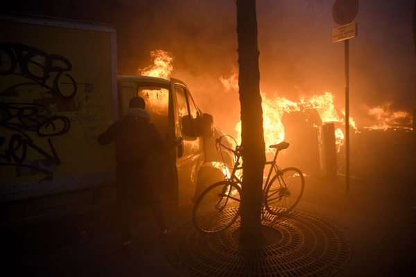 شیطان و فرشته در خیابان / دیدار با همسر از پشت کاور پلاستیکی (تصاویر)  شیطان و فرشته در خیابان / دیدار با همسر از پشت کاور پلاستیکی (تصاویر)