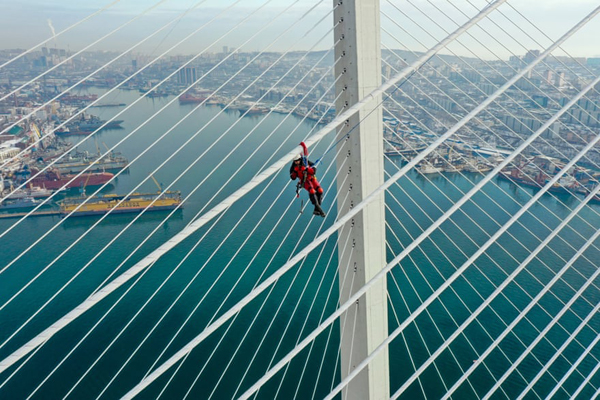 شیطان و فرشته در خیابان / دیدار با همسر از پشت کاور پلاستیکی (تصاویر)  شیطان و فرشته در خیابان / دیدار با همسر از پشت کاور پلاستیکی (تصاویر)