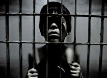 نجات پسر ۴ ساله ای که ماه ها در قفس چوبی نگهداری می شد