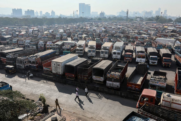 معلق میان زمین و هوا / قطار شلوغ در اوج کرونا (تصاویر) معلق میان زمین و هوا / قطار شلوغ در اوج کرونا (تصاویر)