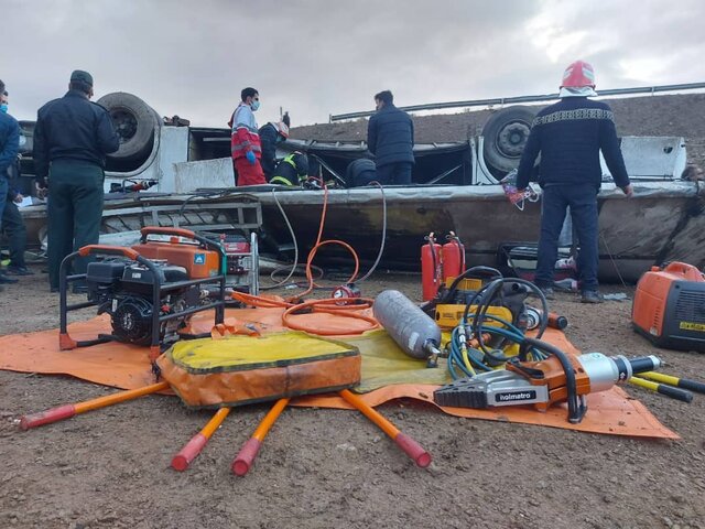 واژگونی اتوبوس کارکنان پالایشگاه اصفهان با ۴ کشته و ۱۷ مصدوم + عکس