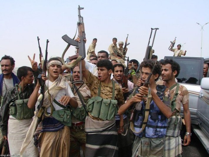 منابع یمنی گزارش دادند که ارتش و کمیته‌های مردمی یمنی، دو منطقه جدید در نزدیکی مجتمع دولت مستعفی را تحت کنترل خود درآورده‌اند و چیزی نمانده است که طی روزهای آتی کل استان را آزاد کنند.