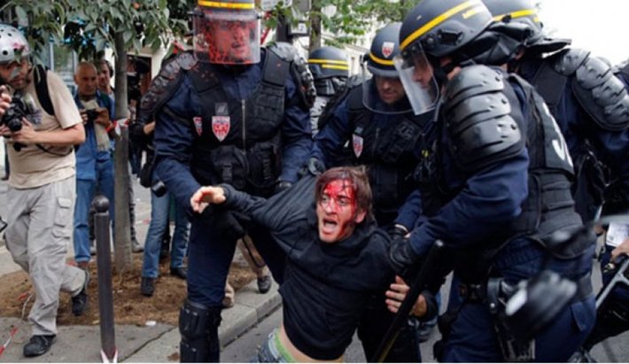 با وجود بازداشت ۱۵۰ نفر از معترضین به لایحه جدید دولت فرانسه در خصوص اقدامات پلیس، برخورد با مخالفان این لایحه همچنان ادامه دارد.