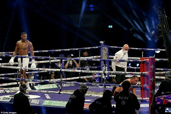 یک پدیده نادر در سواحل جنوبی انگلیس / صف تست کرونا (تصاویر) یک پدیده نادر در سواحل جنوبی انگلیس / صف تست کرونا (تصاویر)