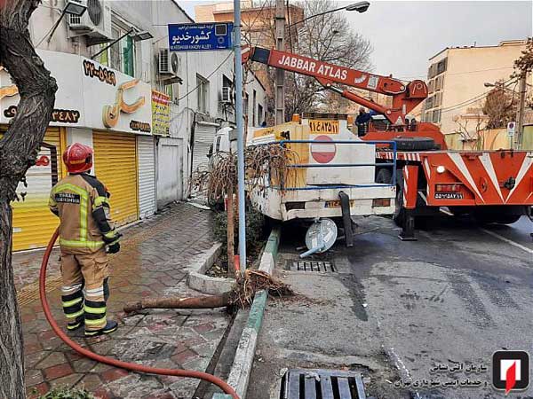 برخورد کامیونت با مغازه های خیابان دولت در تهران (+تصاویر) برخورد کامیونت با مغازه های خیابان دولت در تهران (+تصاویر)